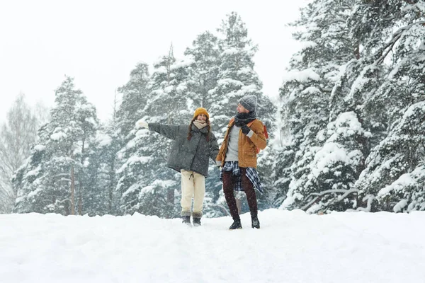 Feliz Pareja Optimista Excursionistas Caminando Juntos Por Bosque Disfrutando Día —  Fotos de Stock