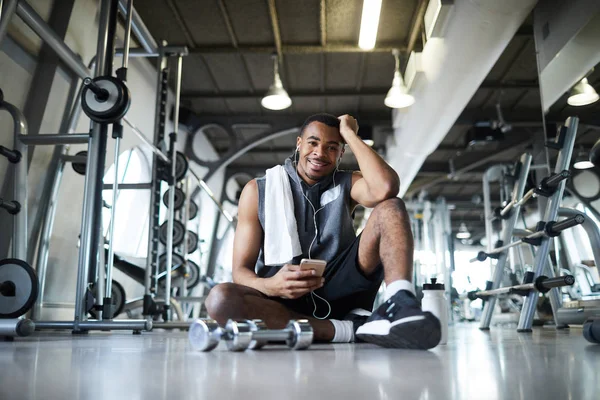 Šťastné Mladé Sportovce Smartphone Sedí Podlaze Fitness Centru Poslech Hudby — Stock fotografie