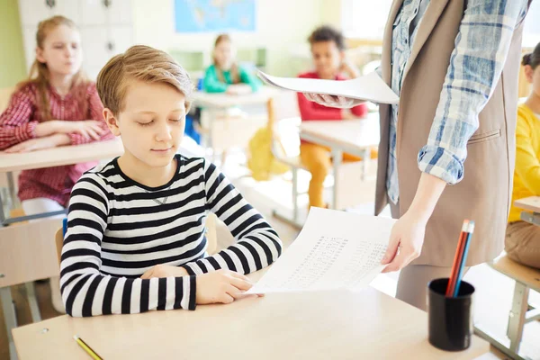 Enseignant Repasse Test Scolaire Écolier Sérieux Élève Est Assis Bureau — Photo