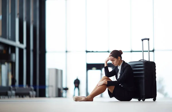 Κουρασμένος Επιχειρηματίας Φόρμα Κάθεται Στο Πάτωμα Του Αεροδρομίου Ενώ Περιμένει — Φωτογραφία Αρχείου