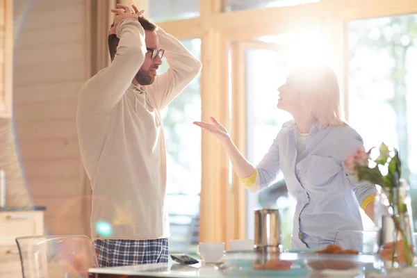 Young Emotional Caucasian Couple Arguing Daily Responsibilities Gesticulating While Standing — Stock Photo, Image