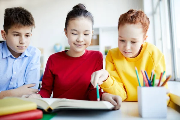 Gruppo Piccoli Compagni Classe Intelligenti Che Leggono Insieme Libro Mentre — Foto Stock