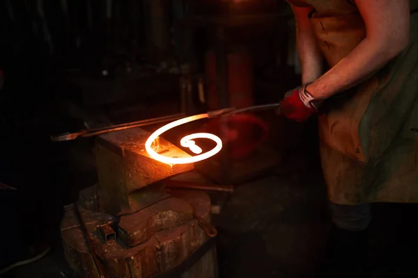 Demirci Demirci Çalışırken Örs Üzerinde Sıcak Erimiş Metal Spiral Parçası — Stok fotoğraf