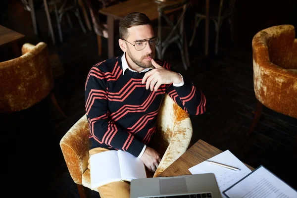 Pensive Man Med Öppen Anteckningsbok Sitter Beige Sammet Fåtölj Bordet — Stockfoto