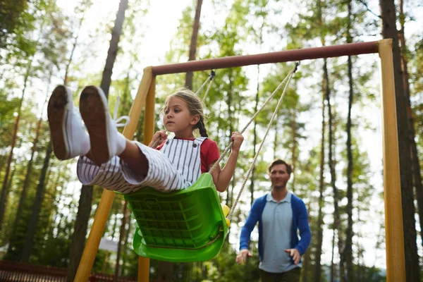 Kleines Mädchen Sitzt Auf Schaukel Während Ihr Vater Sie Während — Stockfoto