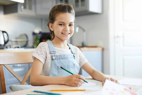 Mosolygó Kis Preschooler Nézi Kamerát Miközben Asztalnál Otthon Rajz — Stock Fotó