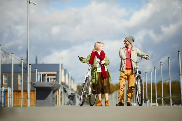 Joven Elegante Hombre Mujer Caucásicos Caminando Por Muelle Con Bicicletas —  Fotos de Stock