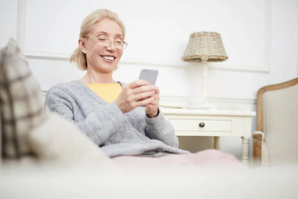 Mujer Jubilada Feliz Con Notificación Lectura Teléfonos Inteligentes Mensajes Texto —  Fotos de Stock