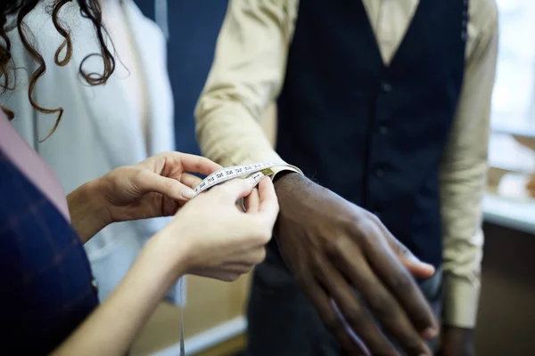 Närbild Oigenkännlig Skräddarsy Med Måttband Samtidigt Mäta Längden Hylsan Medan — Stockfoto