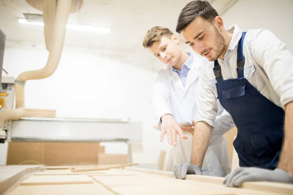 Joven Ingeniero Consultor Experto Trabajando Con Tablones Madera Taller — Foto de Stock