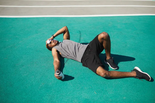 Exausto Bonito Jovem Negro Cansado Após Treinamento Limpando Suor Testa — Fotografia de Stock