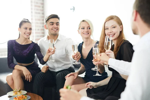 Varios Amigos Glamorosos Felices Con Flautas Champagne Tostadas Fiesta Casa — Foto de Stock