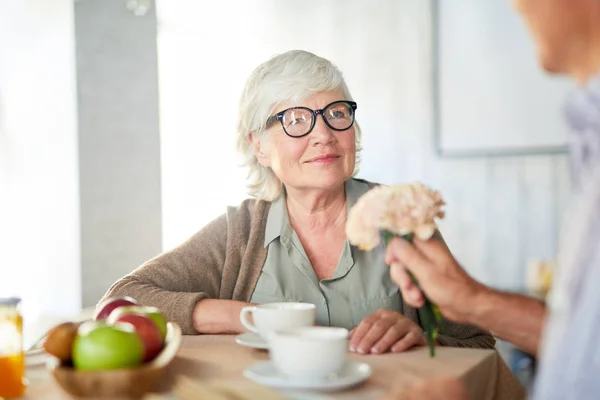 Happy Senior Female Looking Her Husband Giving Her Bunch Light — Stock Photo, Image