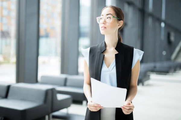 Giovane Donna Affari Pensierosa Con Documenti Che Preparano Conferenza Seminario — Foto Stock