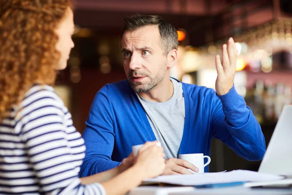 Giovane Imprenditore Che Esprime Malintesi Mentre Discute Punti Lavoro Con — Foto Stock