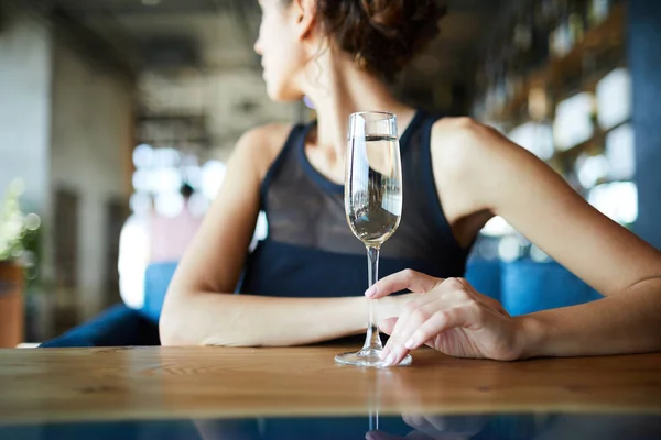 Mujer Joven Sentada Mesa Cafetería Tocando Flauta Champán Mientras Mira —  Fotos de Stock