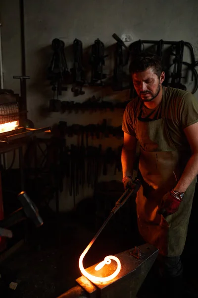 Trabajador Herrero Taller Artesanía Procesamiento Moltem Pieza Trabajo Metal — Foto de Stock