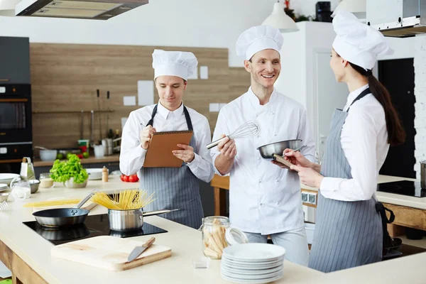 Sorrindo Chef Profissional Sucesso Receitas Compartilhamento Uniforme Com Alunos Mostrando — Fotografia de Stock