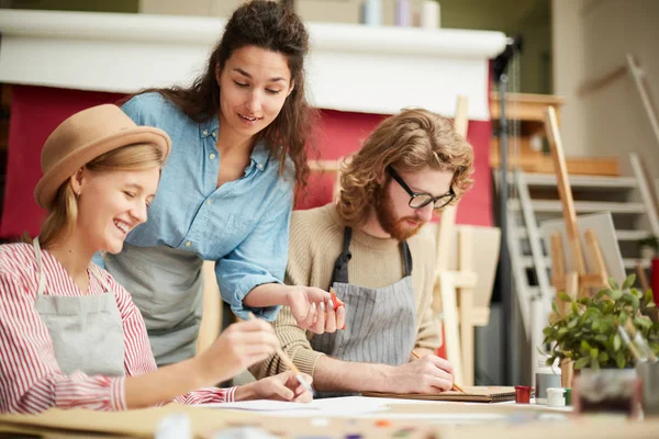 Joven Profesora Pintura Comprobando Las Habilidades Sus Estudiantes Durante Trabajo —  Fotos de Stock