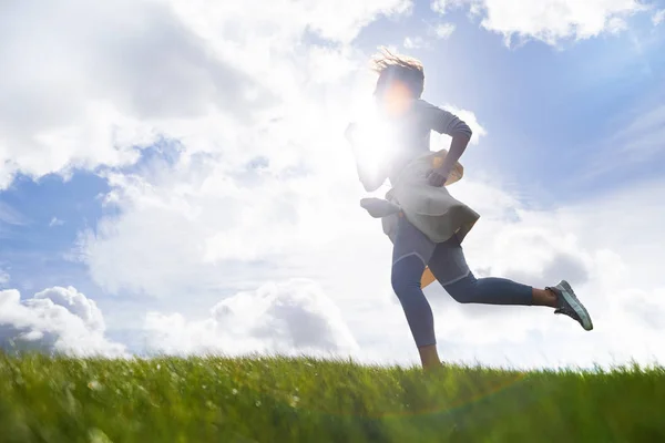 Активная Молодая Женщина Бегает Горизонту Солнцем Облачном Небе Естественной Среде — стоковое фото