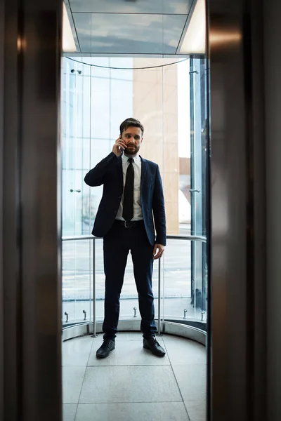 Σύγχρονος Επιχειρηματίας Στην Τυπογραφίδα Μιλάει Smartphone Στο Εσωτερικό Του Γραφείου — Φωτογραφία Αρχείου