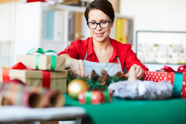 Mooie Jonge Ontwerper Zittend Werkplek Tijdens Het Voorbereiden Van Naald — Stockfoto