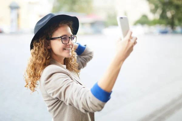 Lycklig Ung Kvinna Snygga Trendiga Kläder Gör Henne Selfie Gatan — Stockfoto