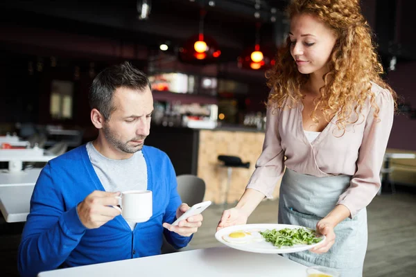 Allvarlig Upptagen Man Cardigan Svara Sms Restaurangen Medan Pretty Servitris — Stockfoto