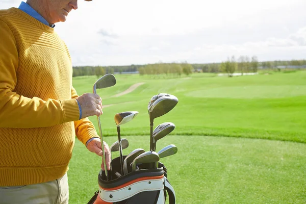 Senior Profesjonalny Gracz Golf Biorąc Jeden Klubów Bag Przed Grą — Zdjęcie stockowe