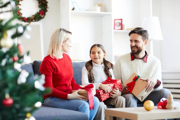 Unga Föräldrar Och Deras Lilla Dotter Med Presentaskar Som Diskuterar — Stockfoto