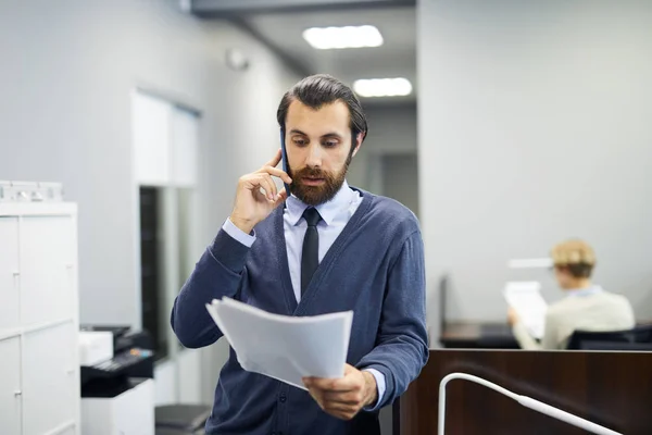 Eleganter Junger Geschäftsmann Liest Zeitung Und Spricht Mit Kunden Oder — Stockfoto