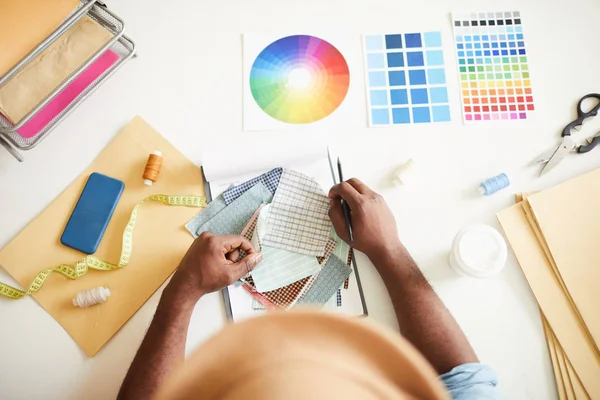 Panoramica Delle Mani Stilista Tavolo Con Campioni Tessuto Campioni Colore — Foto Stock