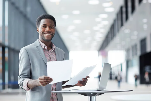 Hombre Negocios Afroamericano Ropa Formal Mirándote Mientras Mira Través Papeles — Foto de Stock