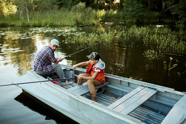 Papá Hijo Sentado Barco Pesca Lago Niño Que Muestra Padre — Foto de Stock