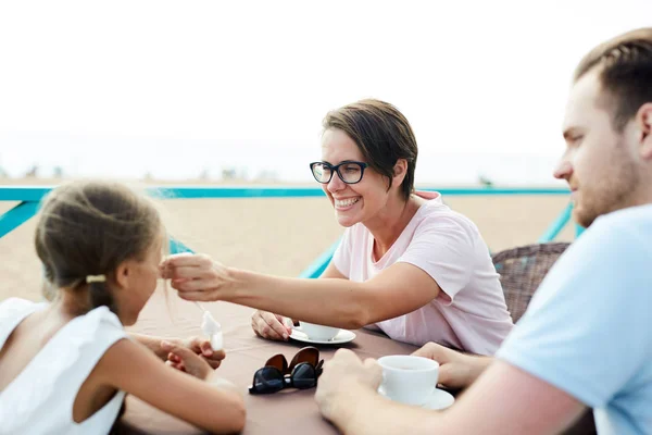 Porträtt Modern Ung Kvinna Leker Med Liten Flicka När Sitter — Stockfoto