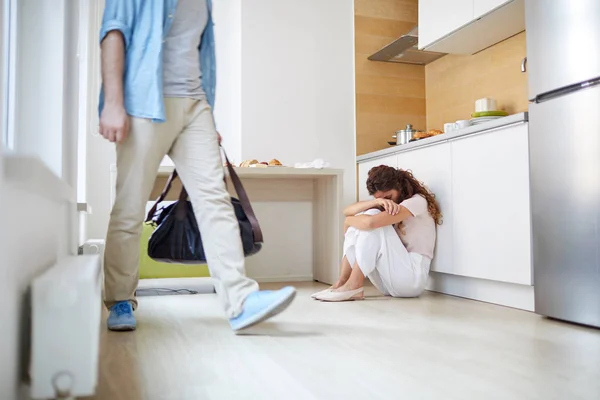 Joven Con Bolsa Salir Mientras Esposa Sentado Suelo Cocina Llorando —  Fotos de Stock