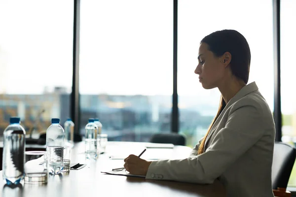 Bakgrundsbelyst Sidovy Porträtt Unga Framgångsrika Affärskvinna Sitter Vid Bordet Konferensrummet — Stockfoto