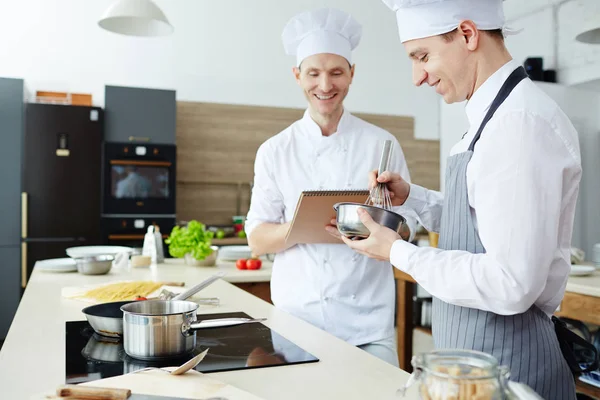 Vrolijke Optimistische Knappe Jonge Chef Kok Tevreden Met Studenten Werken — Stockfoto
