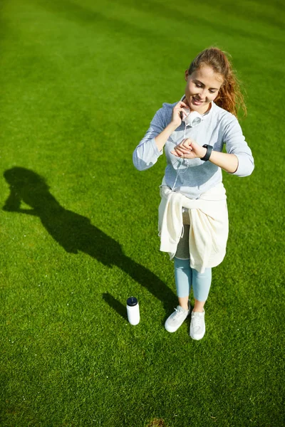 Ragazza Attiva Guardando Suo Orologio Polso Durante Pausa Tra Gli — Foto Stock