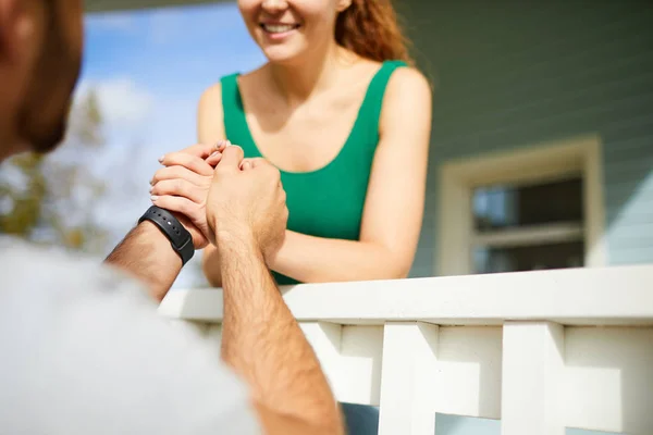 Giovane Donna Che Tiene Mano Del Marito Mentre Trova Sul — Foto Stock