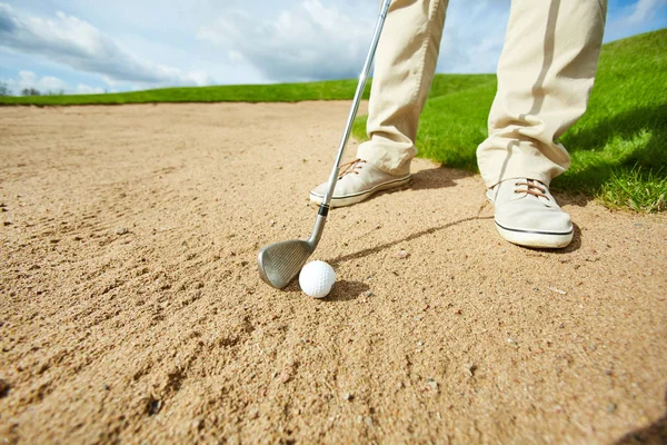 Sportsman Chão Com Clube Golfe Bola Frente Dele Durante Jogo — Fotografia de Stock