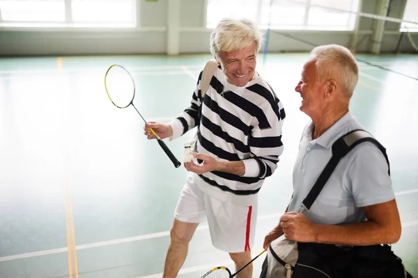 Happy Actieve Senior Man Met Racket Shuttle Praten Met Zijn — Stockfoto