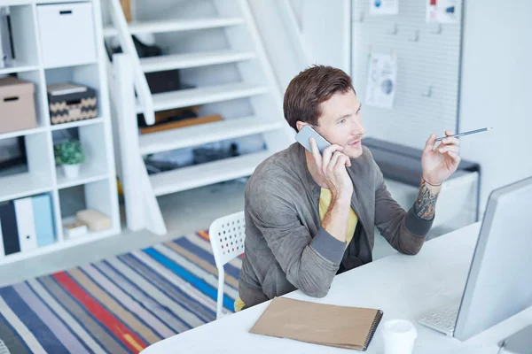 Young Man Talking Smartphone His Colleague One Clients Front Computer — Stock Photo, Image