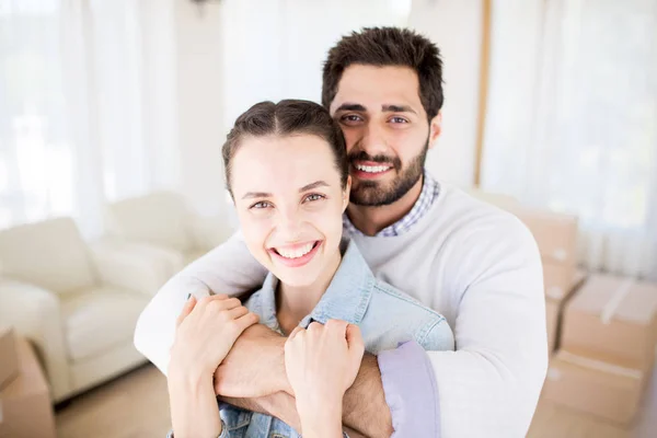 Gelukkig Jong Paar Met Toothy Glimlacht Naar Kijken Verhuizing Naar — Stockfoto