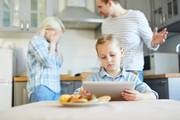 Triste Fille Avec Tablette Assise Côté Table Cuisine Tandis Que — Photo