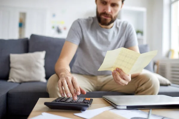 Joven Contemporáneo Sosteniendo Factura Pago Mientras Presiona Los Botones Calculadora — Foto de Stock