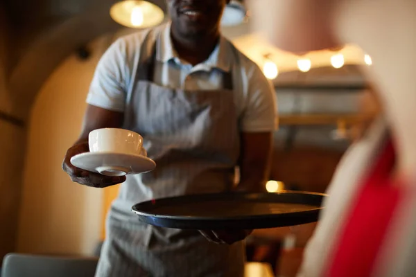 Kellner Eines Modernen Cafés Oder Restaurants Bringt Eine Tasse Tee — Stockfoto