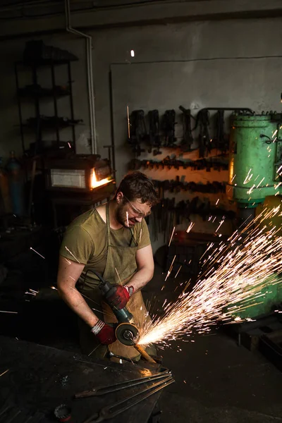 Koruyucu Gözlük Taşlama Metal Çubuk Ciddi Meşgul Güçlü Erkek Demirci — Stok fotoğraf
