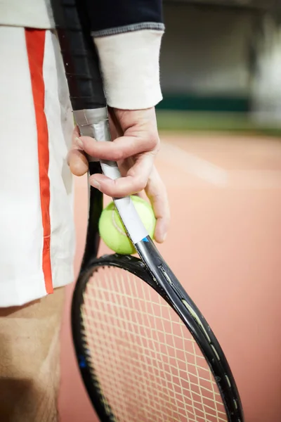 Mano Jugador Tenis Profesional Sosteniendo Pelota Raqueta Mientras Está Pie — Foto de Stock
