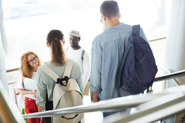 Högskolestudenter Går Upp Och Ner Trappan Mellan Våningarna Och Skyndar — Stockfoto